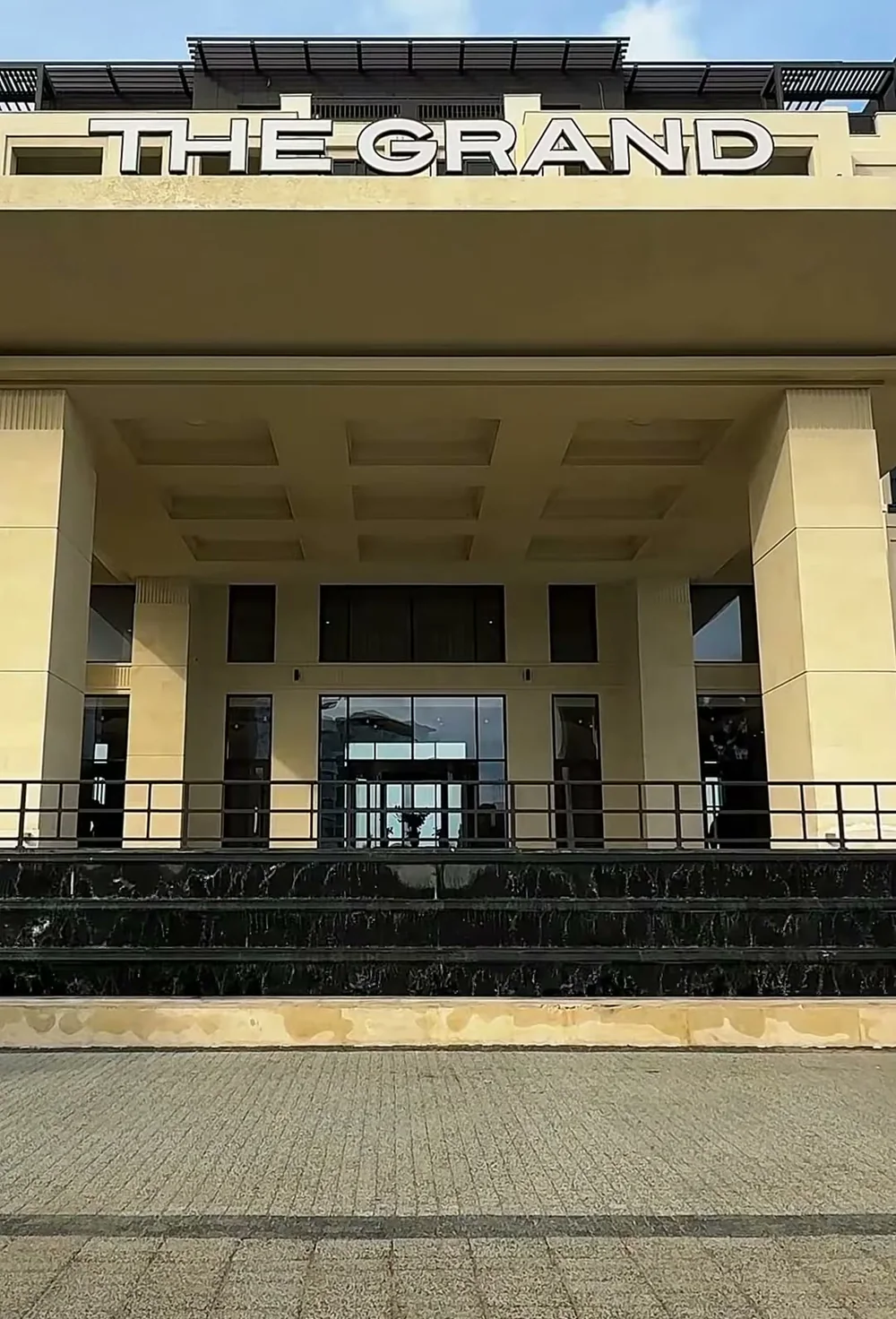 Главный вход The Grand под вывеской — точка сбора шаттлов