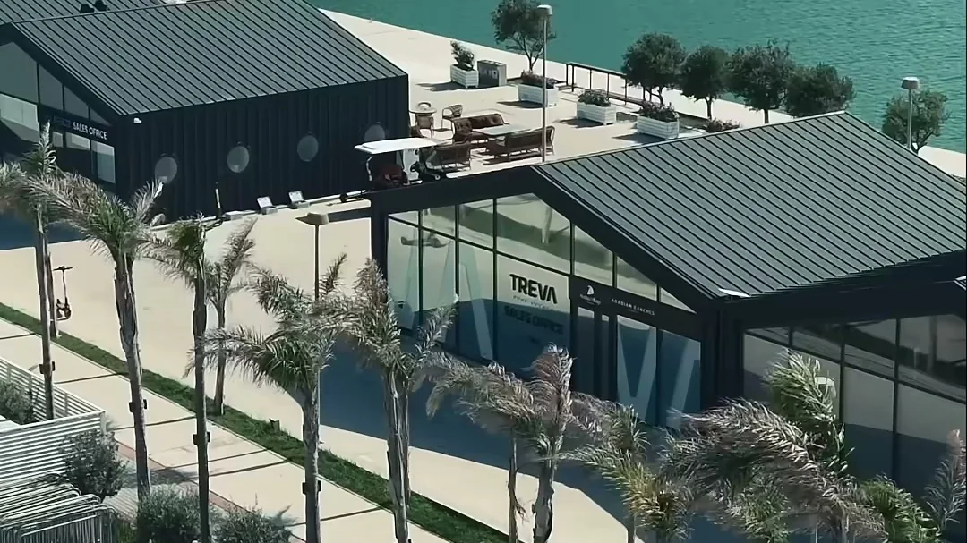 Набережная Marina Village сверху: у павильонов стоят гольф-кары