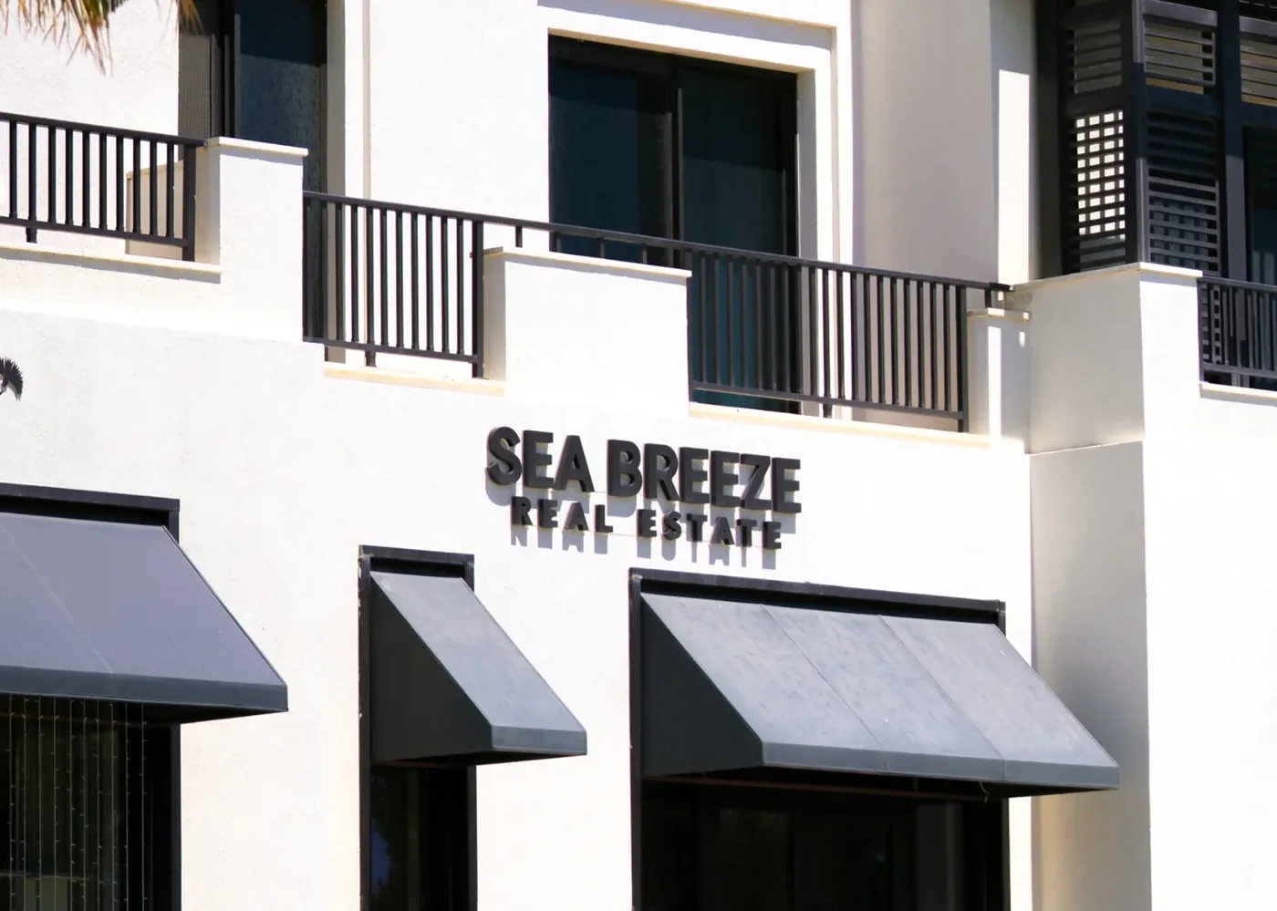 Офис продаж Sea Breeze с 21-метровым макетом курорта — туда, а не в гольф-такси, за рассказом о проектах